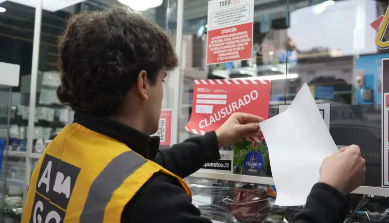 La Ciudad clausuró en Once una galería y 10 cuevas de celulares robados