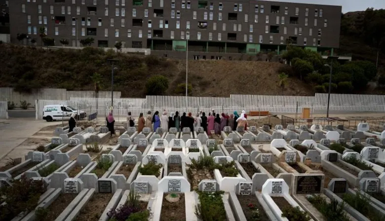 Ceuta entierra a migrantes sin identificar tras la avalancha desde Marruecos