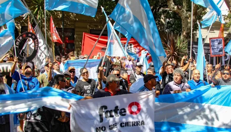 Trabajadores de FATE llevaron su reclamo a Plaza de Mayo y cuestionaron al Gobierno