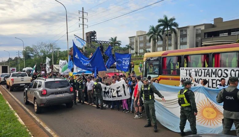 Milei, Caputo y Sturzenegger llegaron a Misiones en medio del reclamo yerbatero