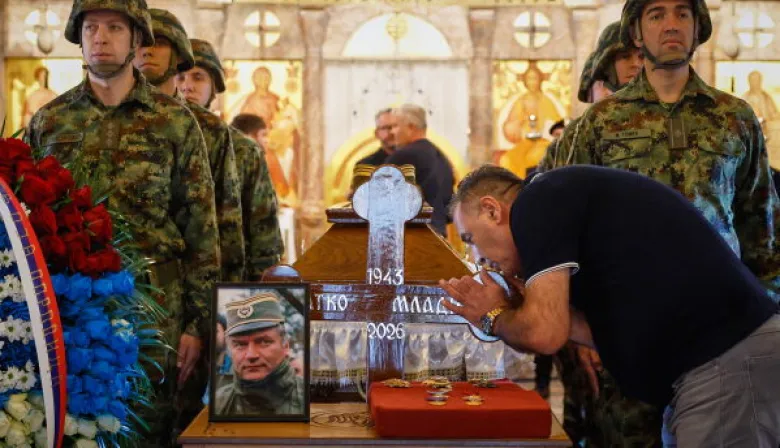 Ratko Mladic fue enterrado con honores en Serbia y crece la tensión con Bosnia
