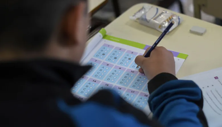 Por qué el Gobierno culpó a la herencia K por PISA pero infló a Milei por Aprender