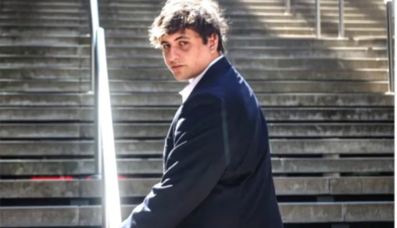 Fran Fijap descubrió un “fantasma” en la cubierta de la Fragata Libertad