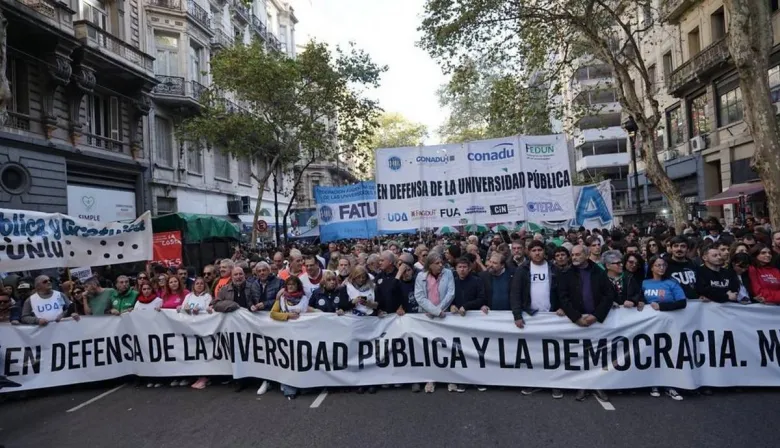 Protesta universitaria, empujones y acusaciones: las dos versiones del conflicto en Educación