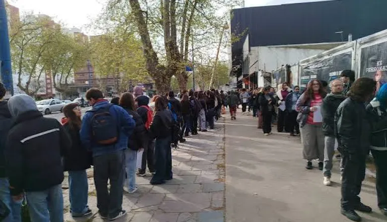 12 cuadras de fila en Moreno por 30 empleos: solo 1 de cada 100 lo conseguirá