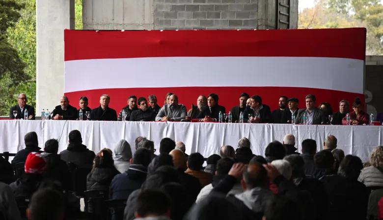 Estudiantes y la deuda con Foster Gillett: el desafío financiero que condiciona su futuro