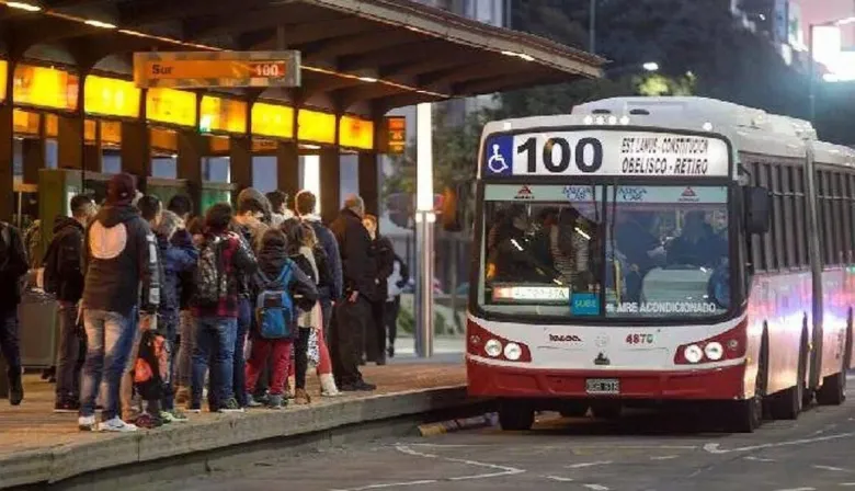 Peor servicio y más caro: el conflicto de colectivos complica la rutina en el AMBA