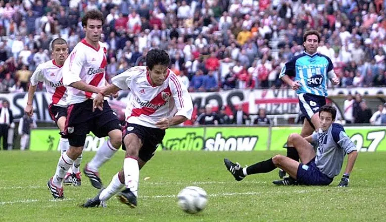De Pipino Cuevas a Chichizola: las jugadas que hicieron eterno a River-Racing