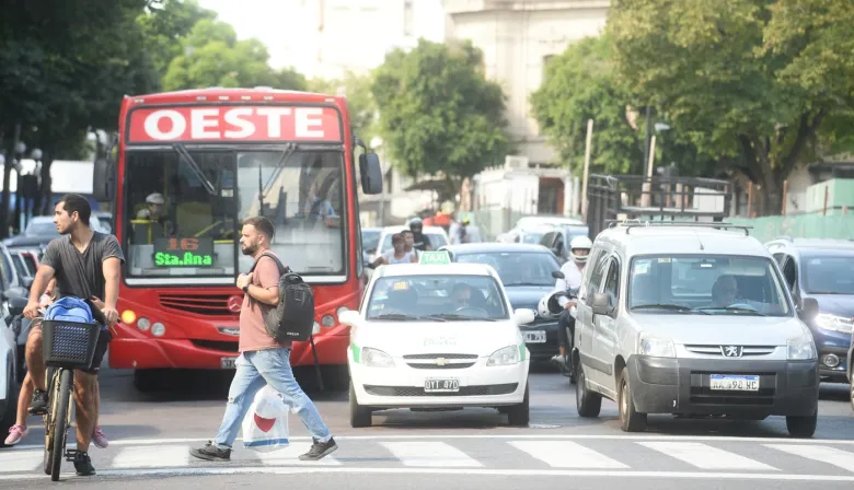 ¿Quién tiene prioridad en una esquina? Kicillof oficializó la ley que aclara cada caso