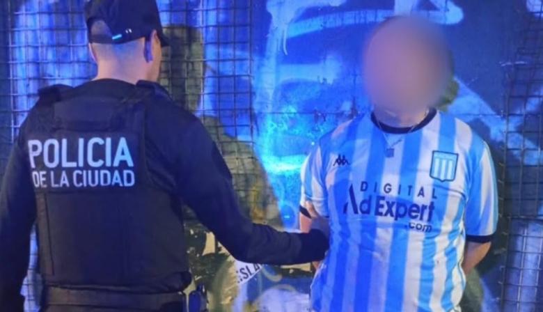 Una discusión de pareja en la calle dejó al descubierto que lo buscaban por abuso sexual