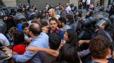 Legislatura porteña: enfermeros de la Ciudad fueron reprimidos en una movilización gremial