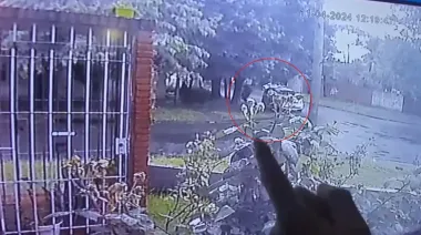 Video | Así fue el momento en que abandonaron a un bebé en La Plata en medio de una tormenta