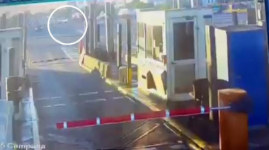 Video: Así fue el choque fatal en la Panamericana en el que murió un hombre al estrellarse en el peaje
