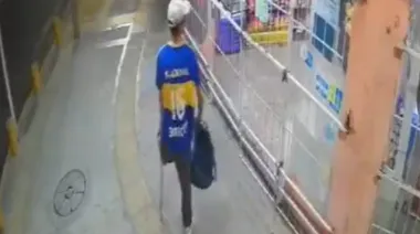 Un delincuente con una pierna amputada saltó una reja, robó en un kiosco y escapó