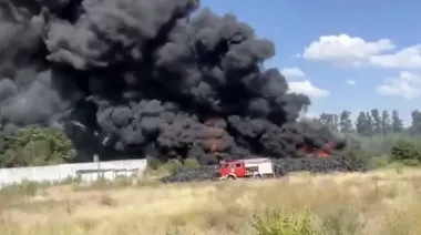 Moreno: gran incendio en un depósito de neumáticos
