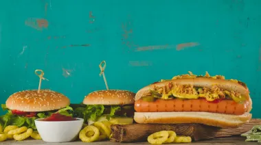 Comer en la playa en Mar del Plata: cuánto cuesta un pancho y una gaseosa en el verano 2025