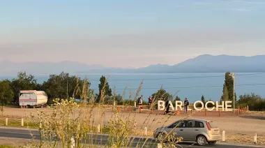 La postal que nadie quiere ver: el humo de los incendios llegó a Bariloche