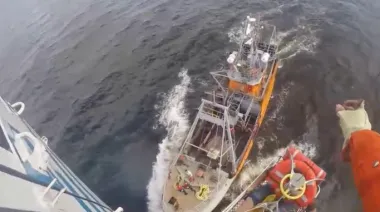 Espectacular rescate en helicóptero de un tripulante que sufrió un ACV en alta mar