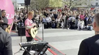 Ed Sheeran dio un concierto en la calle para presentar su nuevo tema "Azizam"