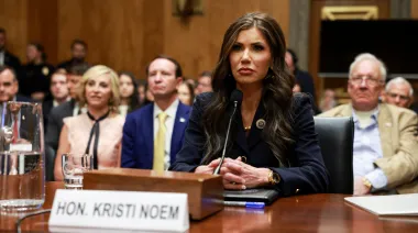 ¿Cómo un migrante ilegal robó a Kristi Noem, jefa de Seguridad Nacional, en pleno Washington?