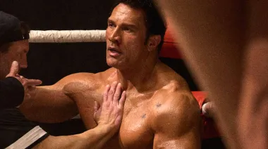 Dwayne Johnson vuelve a sus raíces en el primer tráiler de The Smashing Machine