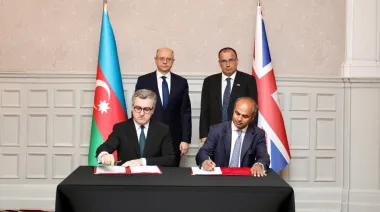 Del Caspio a Westminster: Azerbaiyán afianza su peso en la diplomacia económica