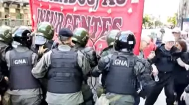 Fuerte operativo policial y tensión en la marcha de jubilados