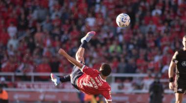 Un increíble golazo de Santiago Montiel le dio el triunfo a Independiente