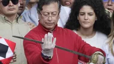 Petro amenaza con la espada: entre plebiscito, populismo y desafío