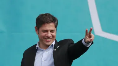 Kicillof se prueba el traje de candidato y LLA le planta listas en toda la provincia