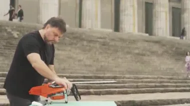 El video de Leandro Santoro desarmando una motosierra
