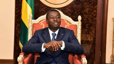 Gnassingbé sin límites: Togo consagra un poder vitalicio bajo fachada parlamentaria