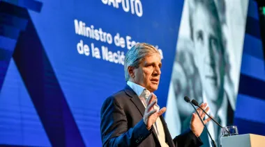 Caputo confirmó que se trabaja en “desregular” la economía para permitir el uso de dólares