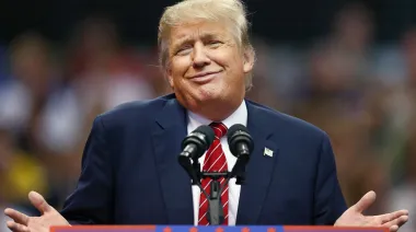 “Los católicos la amaron”: Trump minimiza críticas por imagen papal generada por IA