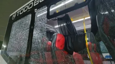 Denuncian que atacaron con piedras a los colectivos de la empresa que no adhirió al paro