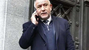 Le robaron el celular a Luis Juez mientras daba una entrevista en la calle: todo quedó registrado