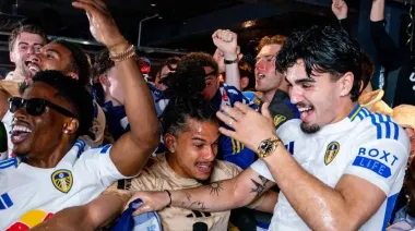 El Leeds volvió a la Premier League y lo festejó con DJs y modelos en una pileta
