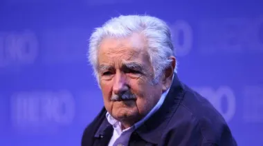 La noche que Pepe Mujica apoyó a Luis Suárez ante los "hijos de puta" de la FIFA