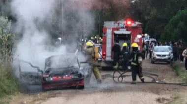 Acusan al portero de un jardín de infantes de abusar de una nena: le prendieron fuego la casa y el auto