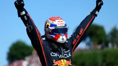 Max Verstappen resistió a los McLaren y ganó en Emilia-Romaña