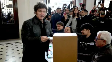 Votó Milei y apuntó contra Mauricio Macri: “Está hecho un llorón y muy de cristal”