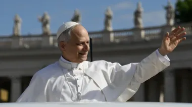 Papa León XIV recibe el Anillo del Pescador y el Palio: el inicio místico de un nuevo pontificado