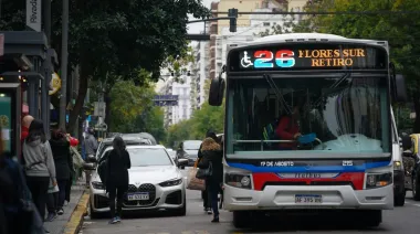 El Gobierno oficializó un nuevo aumento escalonado en las tarifas de colectivos del AMBA