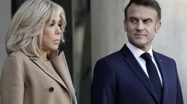La bofetada que incomoda a Francia: el Palacio del Elíseo minimiza el golpe de Brigitte a Emmanuel Macron