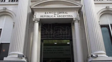 Los malabares del Gobierno para acumular dólares sin intervenir en el mercado de cambios
