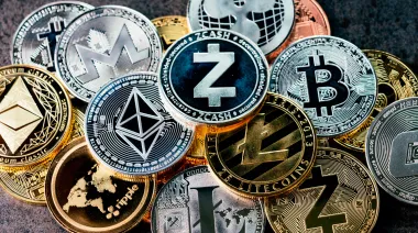 Interpol caza a estafador cripto en Colombia mientras Guatemala impulsa su regulación
