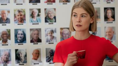 “Me robaron”: Rosamund Pike revivió una de sus peores tardes en Londres