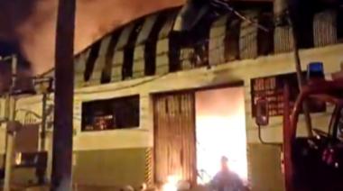 Un voraz incendio se desató en una pañalera de Lomas del Mirador