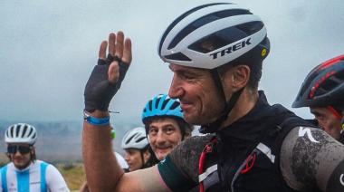 Scaloni participó en una carrera ciclista en Córdoba y la gente lo ovacionó