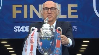 Carlos Bianchi, homenajeado en la final de la Copa de Francia